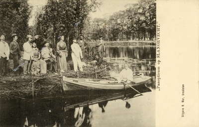 8837 Groepsportret van L.C. Dudok de Wit alias Kees de Tippelaar in een roeiboot op de Vecht bij Breukelen, met op de ...